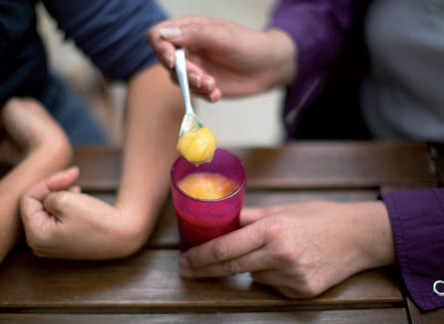 Une alimentation améliorée avec la Texture pommade pour le polyhandicap