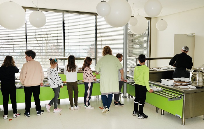 Exigence culinaire et bienveillance auprès des jeunes convives de l’école du Chêne